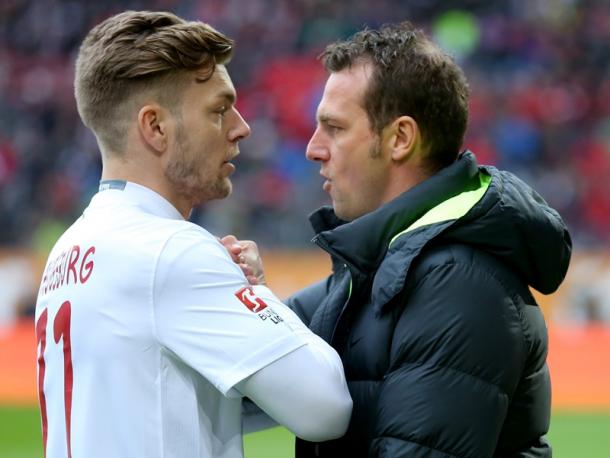 Esswein and Weinzierl discuss how things are going. | Image source: kicker