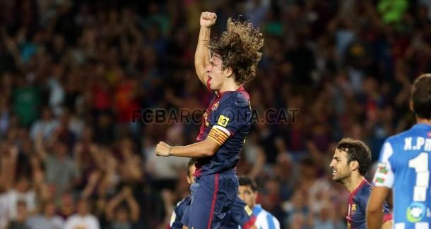 Carles Puyol en primer plano, en segundo un Xabi Prieto que aquella J.1. de la 2012-2013 se estrenó como primer capitán. Dos One Club Men. Fotografía: Web Oficial FC Barcelona.