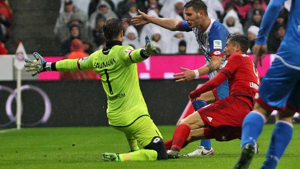 Lewandowski empuja el balón a la red para abrir el marcador. // (Foto de fcbayern.de)