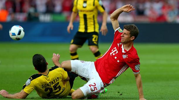 Müller y Sokratis tuvieron un duelo intenso todo el partido. // (Foto de fcbayern.de)