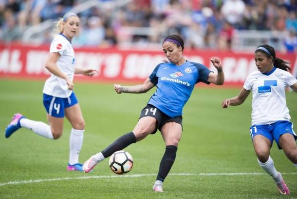 Sydney Leroux getting between defenders for FCKC l source: kansascity.com