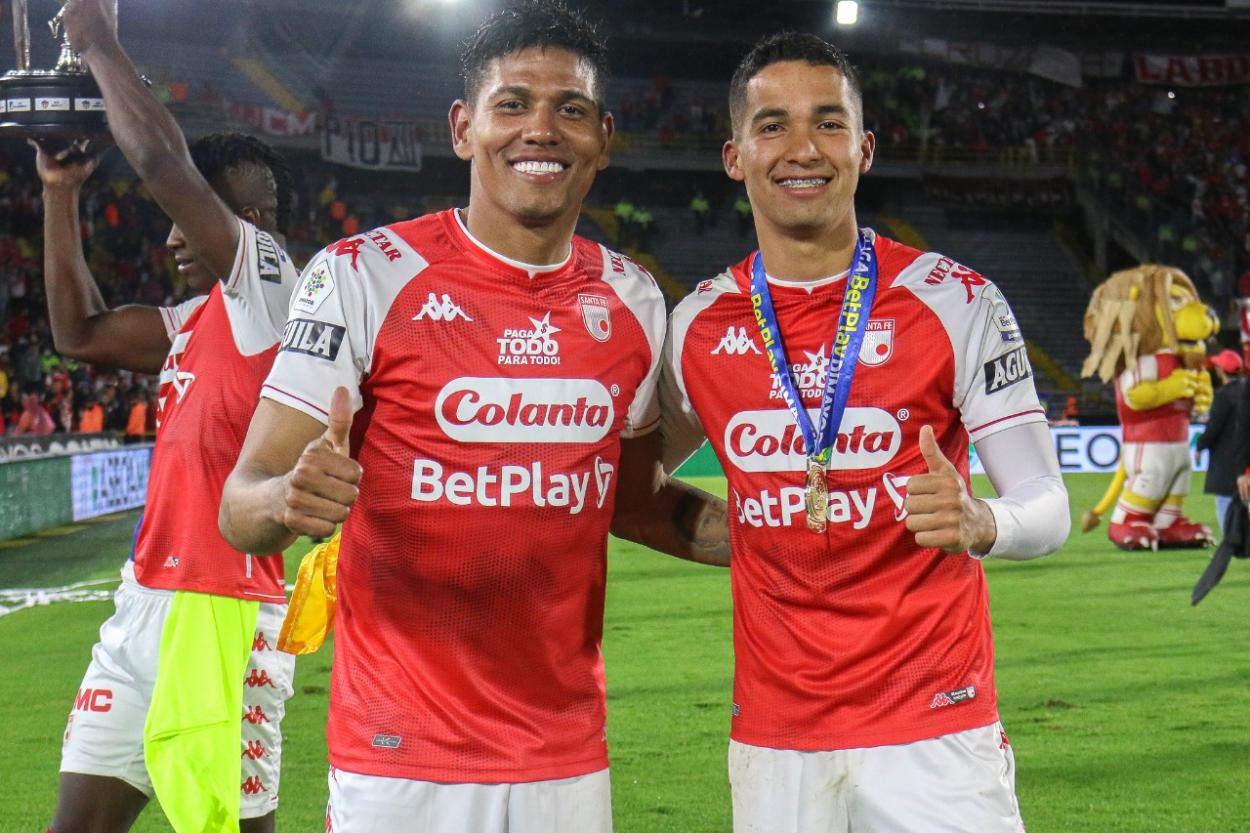 Pedroza (der) y Alexander Mejía (izq), dos pilares en el equipo de Grigori Méndez. Imagen: @SantaFe,