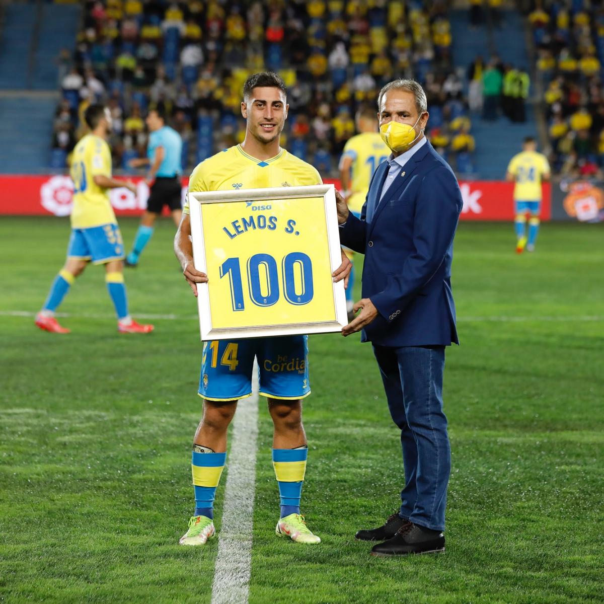 Álvaro Lemos recibe su reconocimiento tras alcanzar los 100 partidos como amarillo en 2021 | Fotografía: UD Las Palmas 