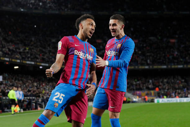 Ferrán Torres y Aubameyang celebrando un gol del Barça la pasada campaña. Foto: Getty images.