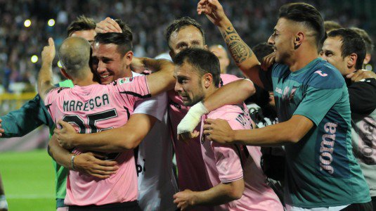 Palermo players celebrate survival | photo palermo.gds.it