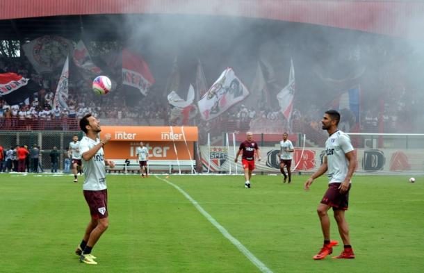 Torcida realizou bela festa para incentivar o grupo antes do clássico (Foto: Érico Leonan / saopaulofc.net)
