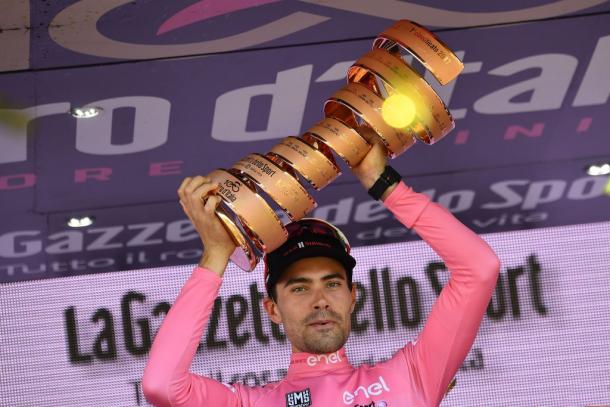 Dumoulin alzando el título conquistado en el Giro | Foto: Giro de Italia