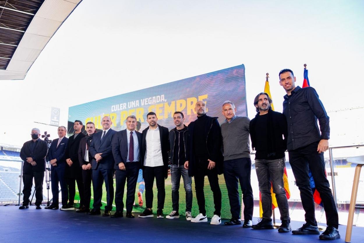 Agüero com os representantes dos clubes em que jogou (Foto: Barcelona)