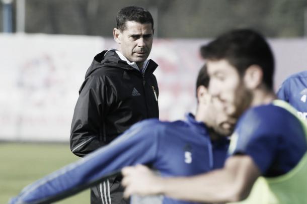 Fernando Hierro observa una de las acciones del entrenamiento del viernes | Foto: Real Oviedo