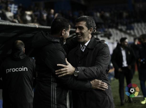 Fernando Hierro saludando a Muñiz minutos antes del partido | Foto: La Liga