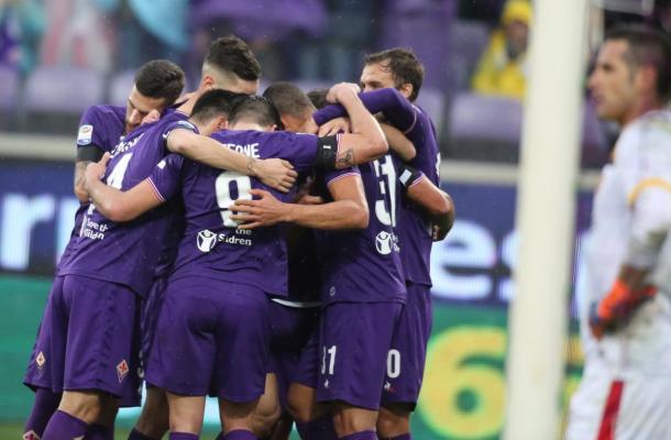 Jogadores se abraçaram após o gol da Viola (Foto: Divulgação/ACF Fiorentina)