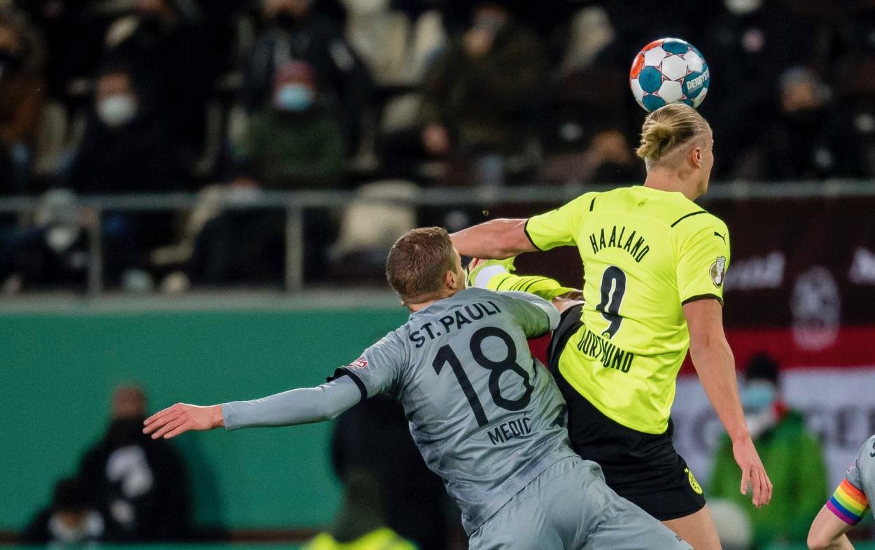 Haaland en la disputa de un balón contra el portero rival / Fuente: BVB