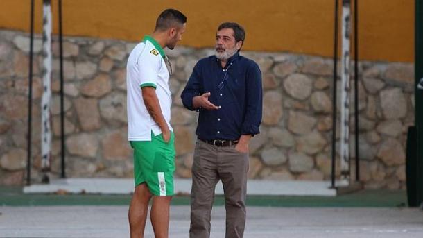 Florin Andone mantiene una charla con Carlos González, presidente del Córdoba CF | Foto: ABC