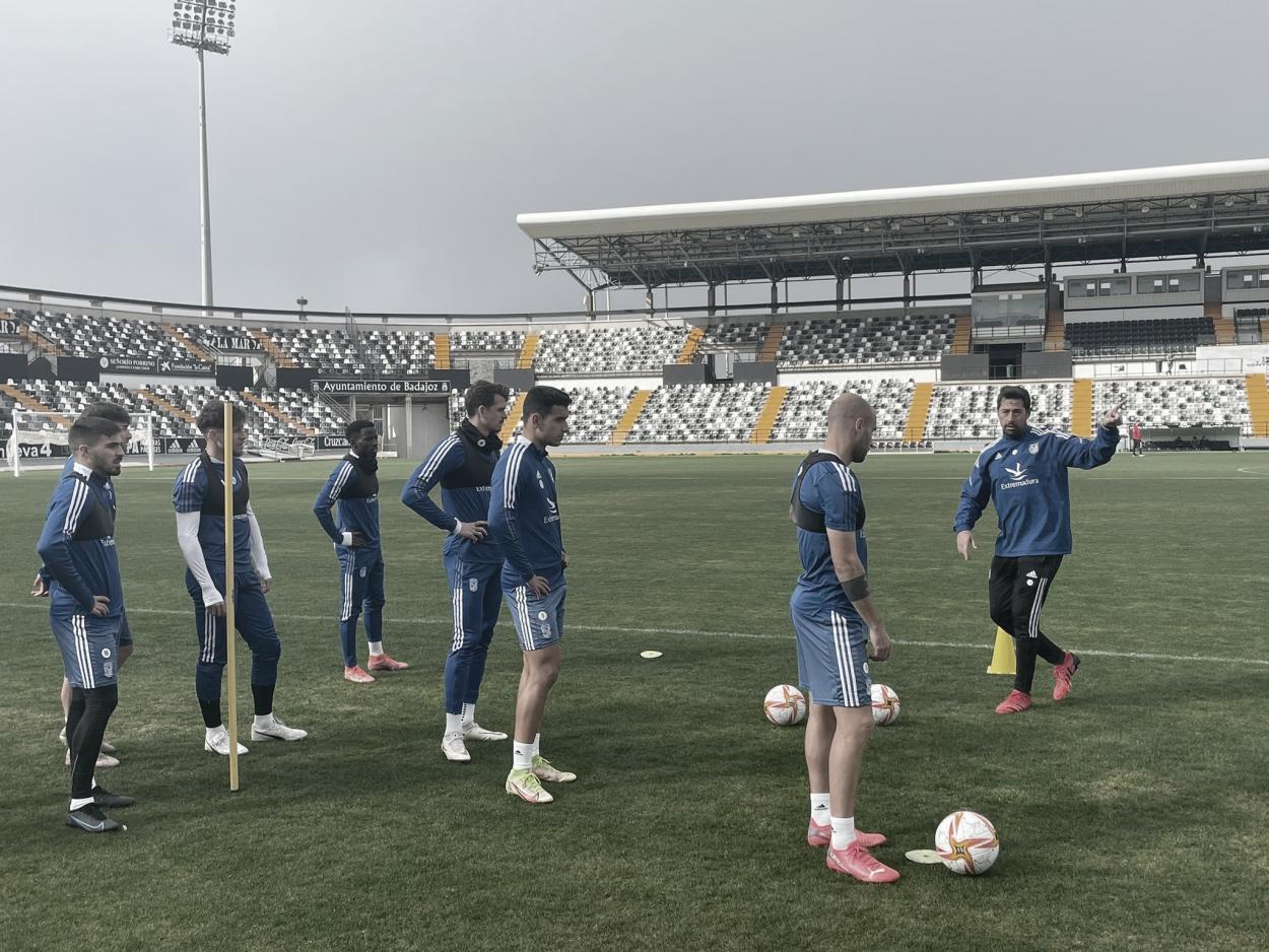 Los futbolistas blanquinegros en el entrenamiento previo al encuentro// Foto: CD Badajoz