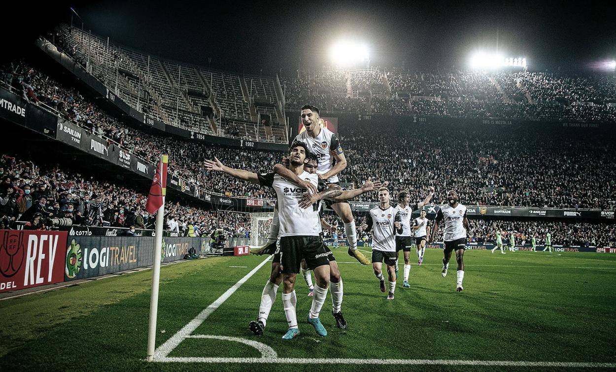 Los jugadores del Valencia celebrando el 1-0 | Fuente: Cuenta oficial de Twitter del Valencia