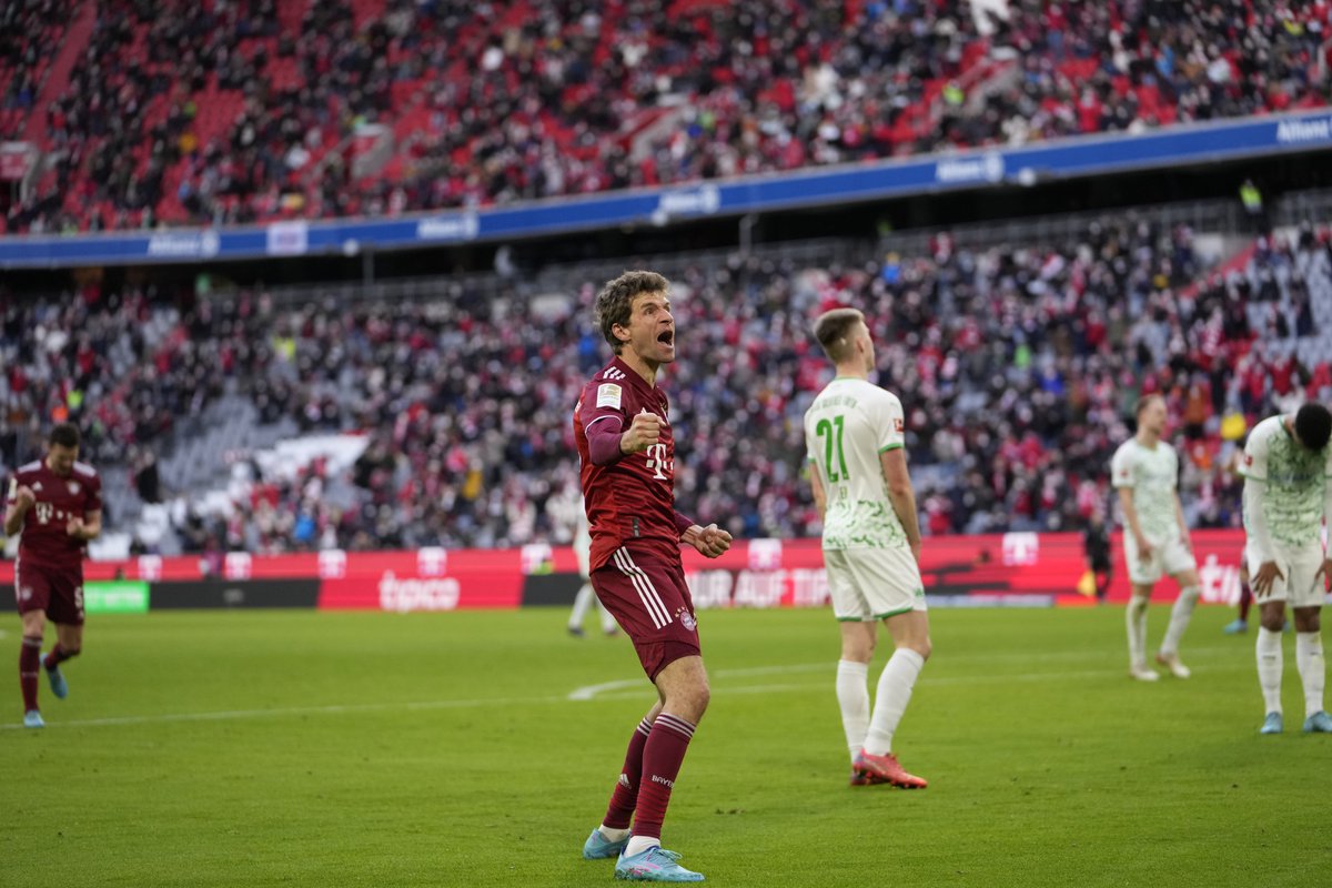 El festejo de Thomas Müller tras el gol en propia puerta / Foto: @FCBayern