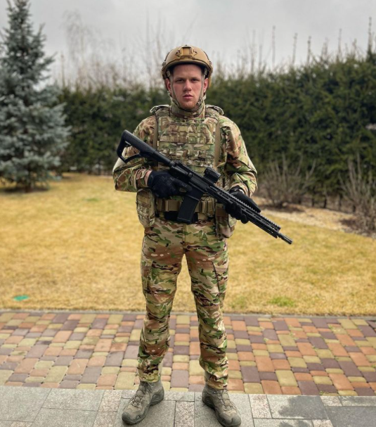 Serhii Filimonov com fardamento do Batalhão de Azov (Foto: Reprodução)