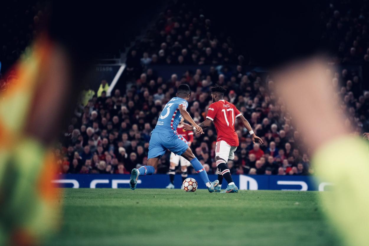 Fred disputando un balón con Reinildo / Foto: Manchester United