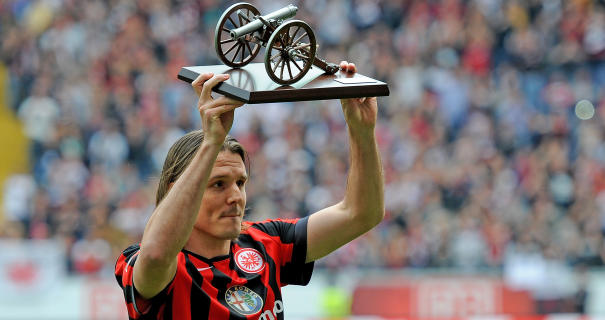 Alex Meier holds the Torjägerkanone aloft after the 2014-15 season came to close. | Image credit: FNP.de