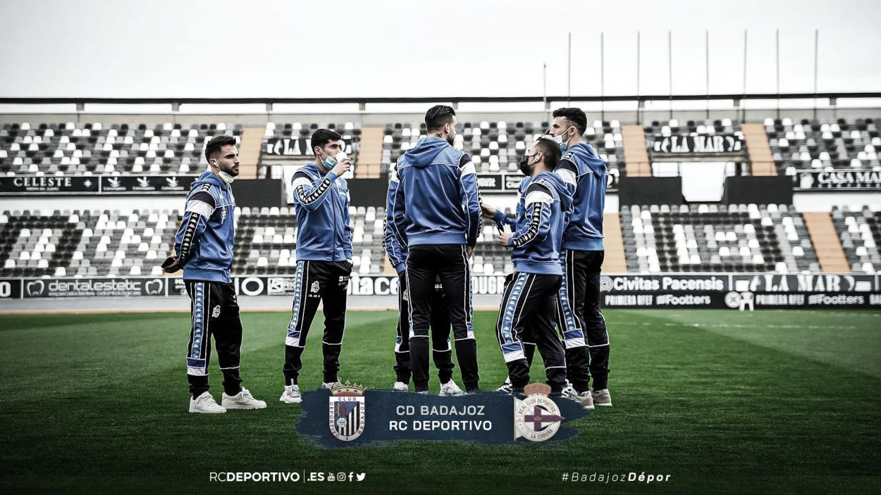 Los jugadores del RC Deportivo de la Coruña antes del partido frente al CD Badajoz// Foto: @RCDeportivo