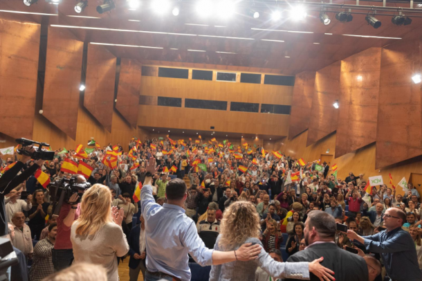 Líder de Vox (Santiago Abascal) en un acto de la campaña electoral. Fuente: Cuenta oficial de Facebook de Vox España (@vox.espana).