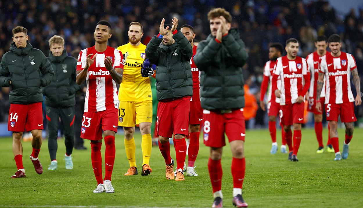 Los jugadores del Atlético de Madrid agradeciendo el apoyo a la afición desplazada a Manchester. Foto: Twitter Atlético de Madrid