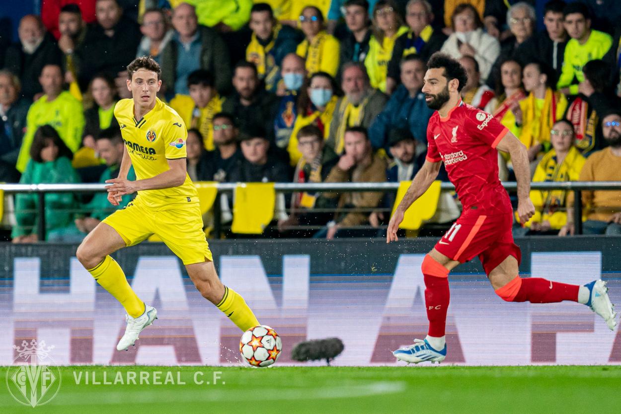 Mohamed Salah corriendo frente a Pau Torres / Fuente: Villarreal CF