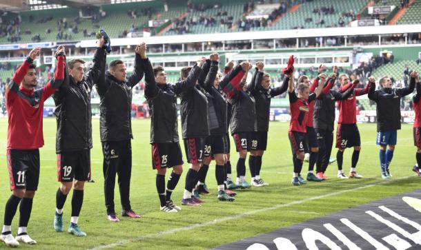 Los jugadores del Friburgo celebran su victoria en Bremen. | Fuente: scfreiburg.de