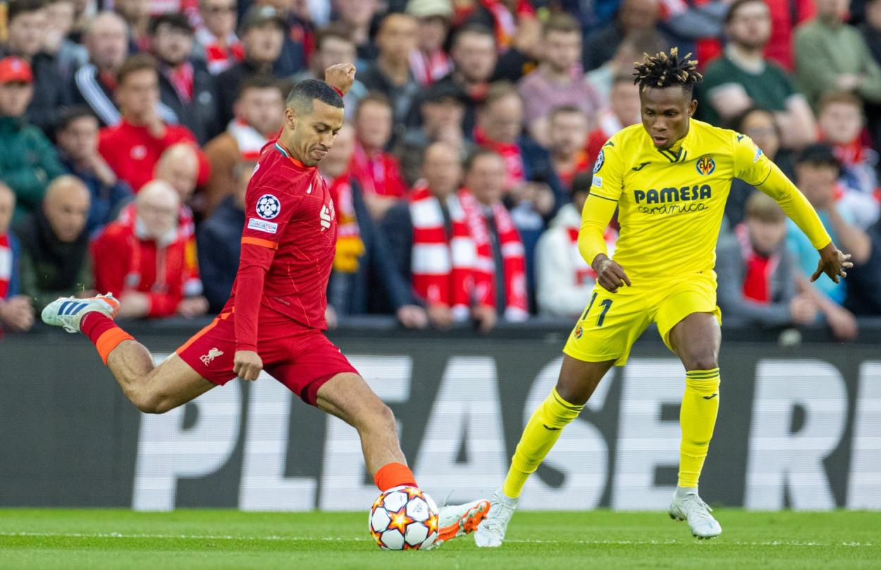 Thiago Alcántara golpeando el balón / Fuente: Liverpool