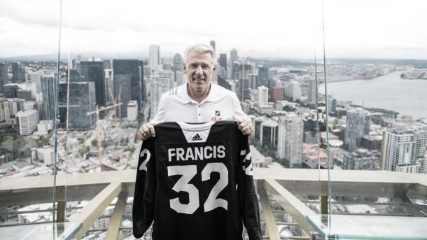 Francis en su presentación como Manager General | Foto: NHL.com