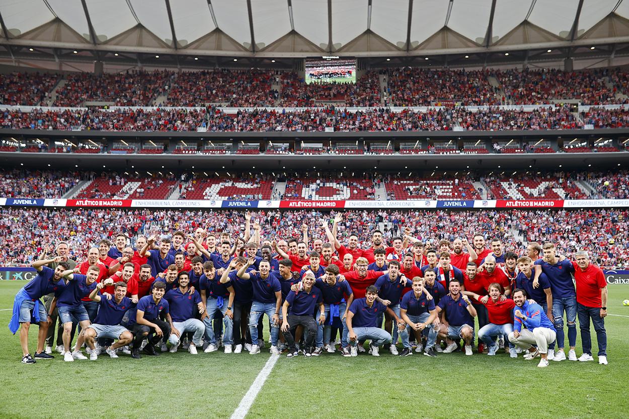 Juvenil A y Atlético de Madrid B ovacionados en el Wanda Metropolitano después de ganar sus respectivos títulos ligueros. Foto: Twitter Oficial Atlético de Madrid