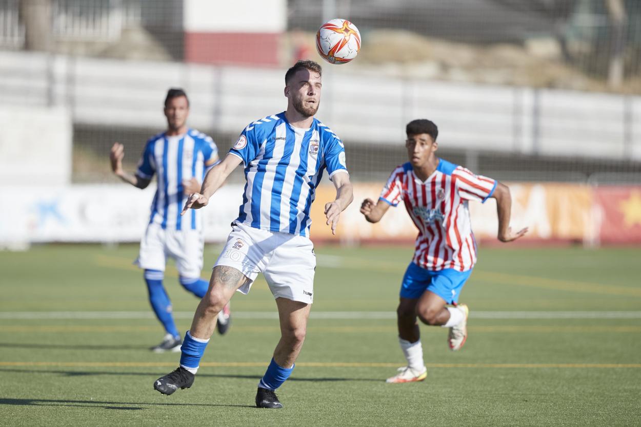 Óscar Ureña en tareas defensivas / Foto: Girona FC