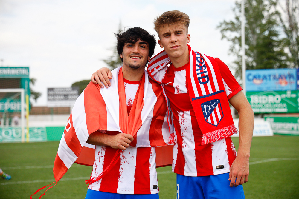 Javier Curras y Pablo Barrios celebrando la liga conseguida por el Juvenil A en la Ciudad Deportiva Wanda. Foto: Twitter Atleti Academia.