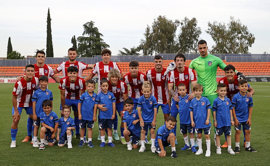 El Juvenil A del Atlético de Madrid junto al equipo Alevín A celebrando sus respectivos títulos ligueros junto a su afición el miércoles en la Ciudad Deportiva Wanda.