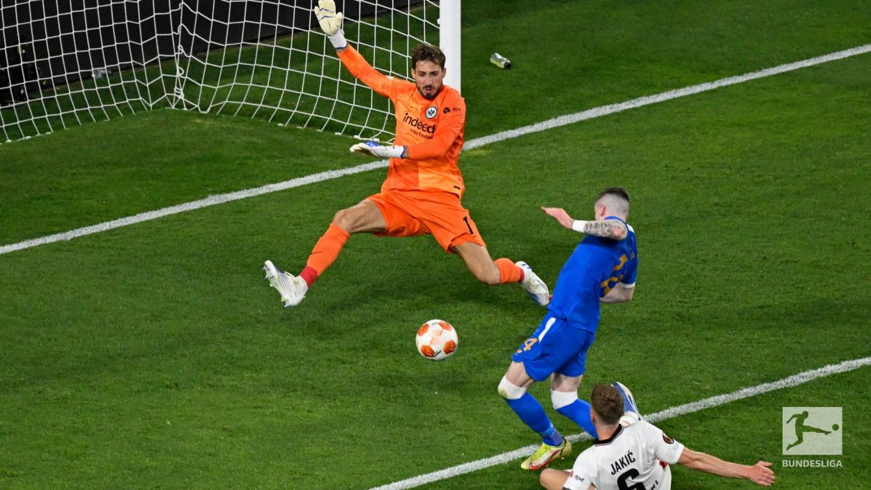 Trapp salvando a su equipo en los últimos compases / Fuente: Bundesliga