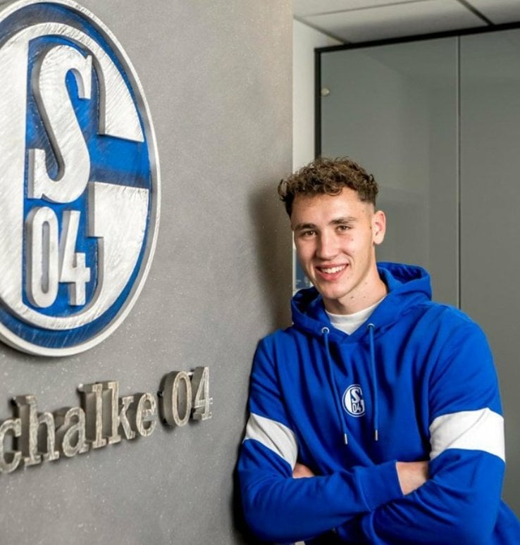 El joven arquero firmó hasta el 2025 / Foto: @SchalkeNews_S04
