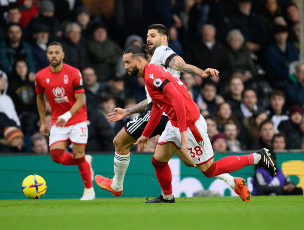 Los jugadores de Fulham y Nottingham Forest disputando un balón. Fuente: Getty Images