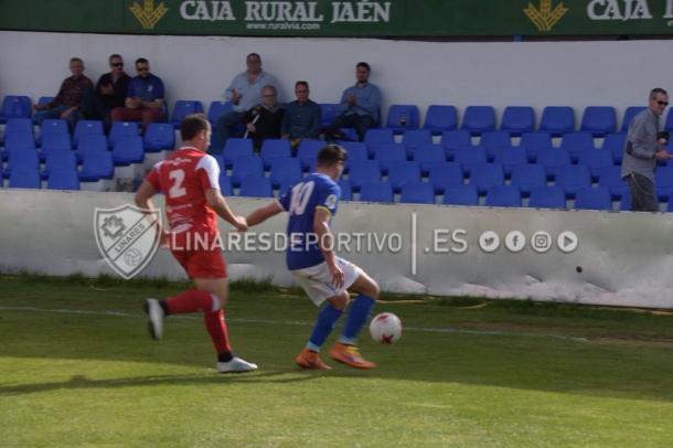 Jorge Barba en una jugada del encuentro | Foto: Linares Deportivo