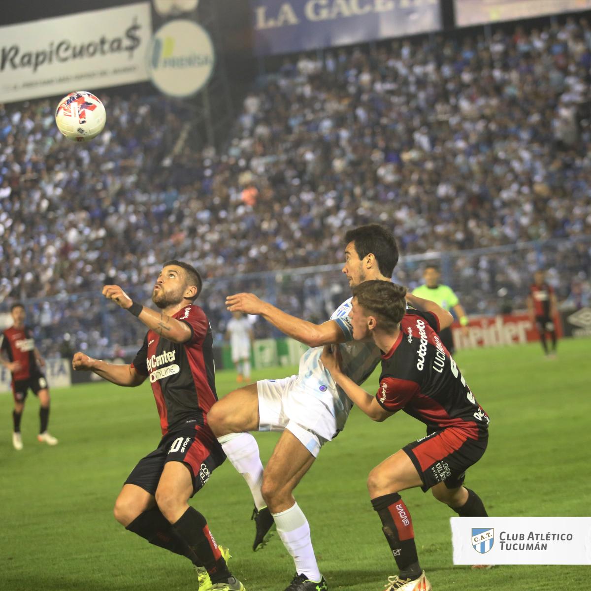 La disputa del balon por parte de los jugadores. FOTO: Atlético Tucumán