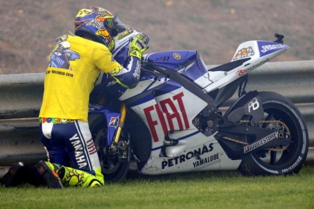 Rossi besando la Yamaha I Foto: Yamaha