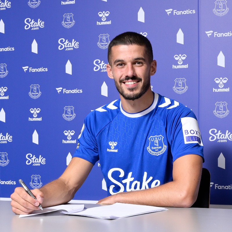 Conor Coady firmando su contrato con el Everton / Foto: @Everton