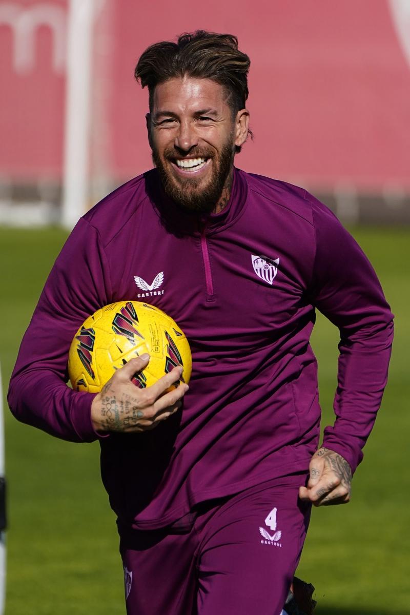 Sergio Ramos sonriente durante el entrenamiento / Foto: Sevilla FC