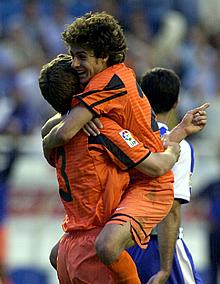 Aimar se abraza a Fabio Aurelio, autor del segundo gol en La Rosaleda | Fuente: vavel.com