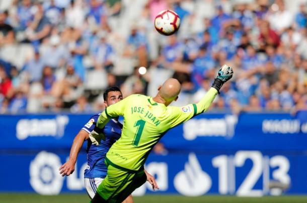 Momento en el que el meta del conjunto ilicitano, José Juan, mide mal y propicia el empate carbayón. | Imagen: Real Oviedo