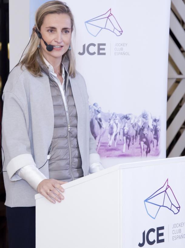 Fayna Zurita, presidenta del Hipódromo de la Zarzuela durante su intervención en la Conferencia del Jockey Club Español. FUENTE: Jockey Club Español