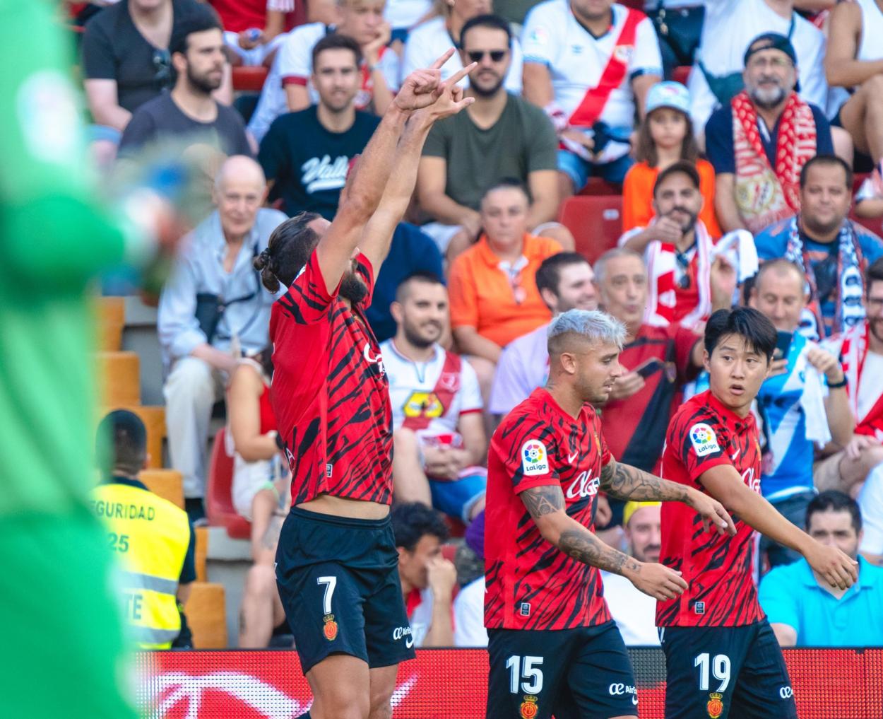 Muriqi señalando a la afición en el 0-1 / Fuente: RCD Mallorca