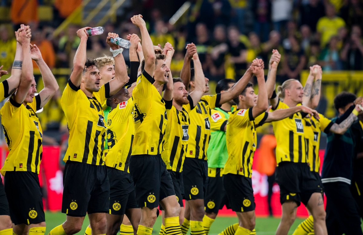 La plantilla del <strong><a  data-cke-saved-href='https://www.vavel.com/es/futbol-internacional/2022/08/07/bundesliga/1119168-resumen-jornada-1-bundesliga-2223.html' href='https://www.vavel.com/es/futbol-internacional/2022/08/07/bundesliga/1119168-resumen-jornada-1-bundesliga-2223.html'>Borussia Dortmund</a></strong> celebrando la victoria / Fuente: BVB