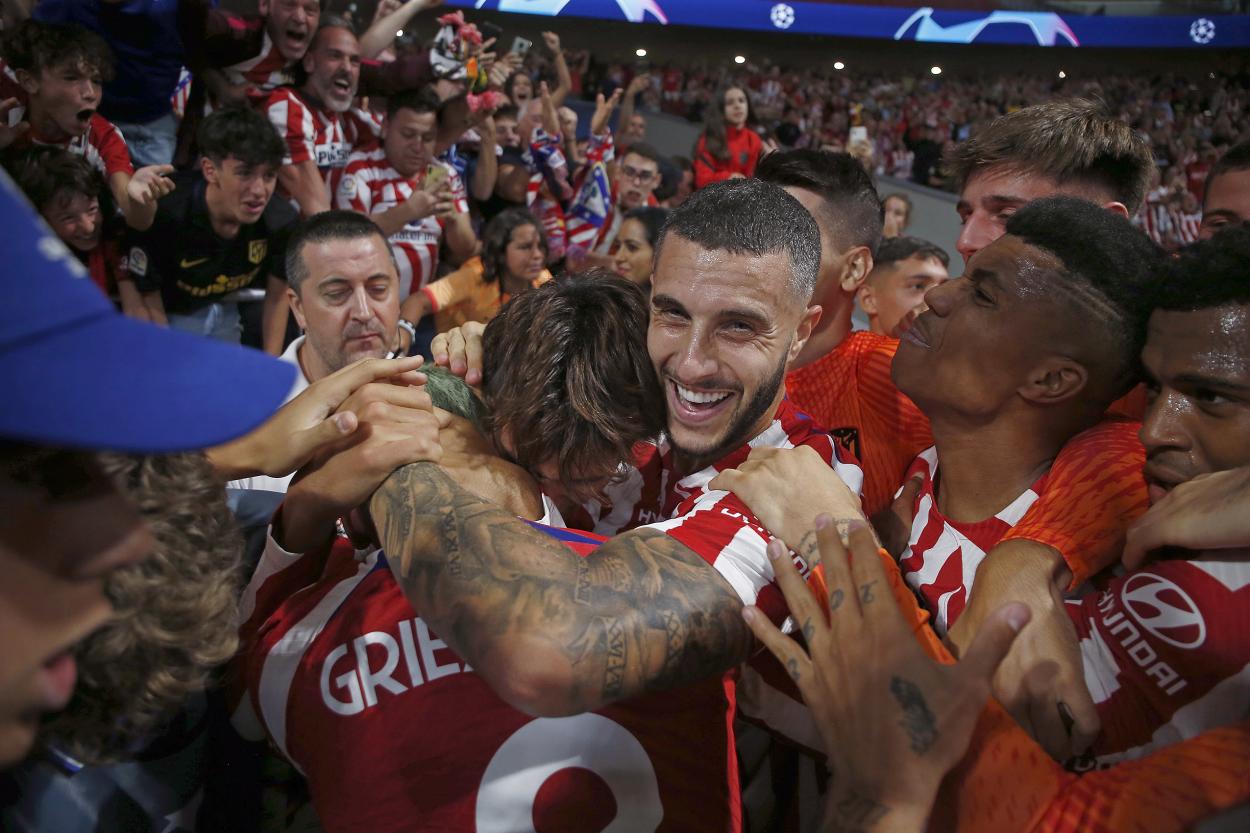 Mario Hermoso, junto a sus compañeros, celebrando con la afición el primer gol del encuentro frente al Oporto. Foto: Twitter Oficial Club Atlético de Madrid.