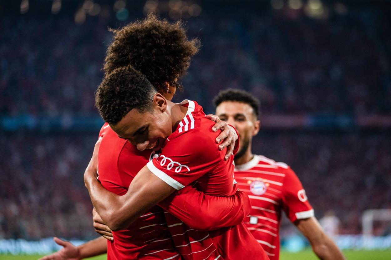 Abrazo entre Musiala y Sané / Fuente: Bayern Munich