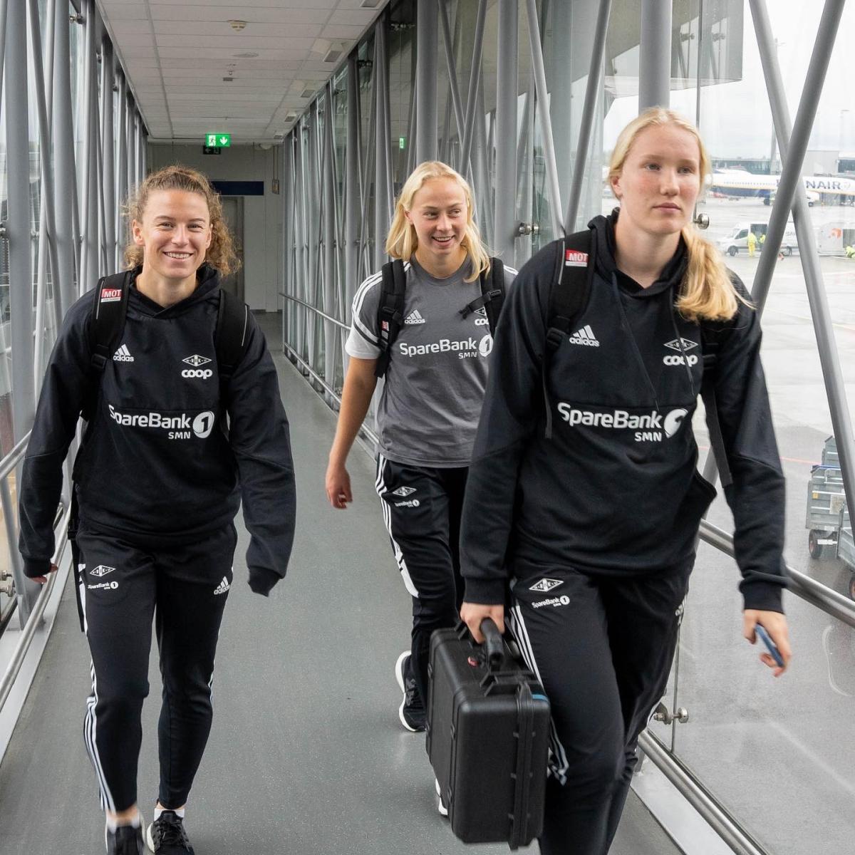 Jugadoras Rosenborg en el aeropuerto hacia Madrid|| Twitter @RBKvinner